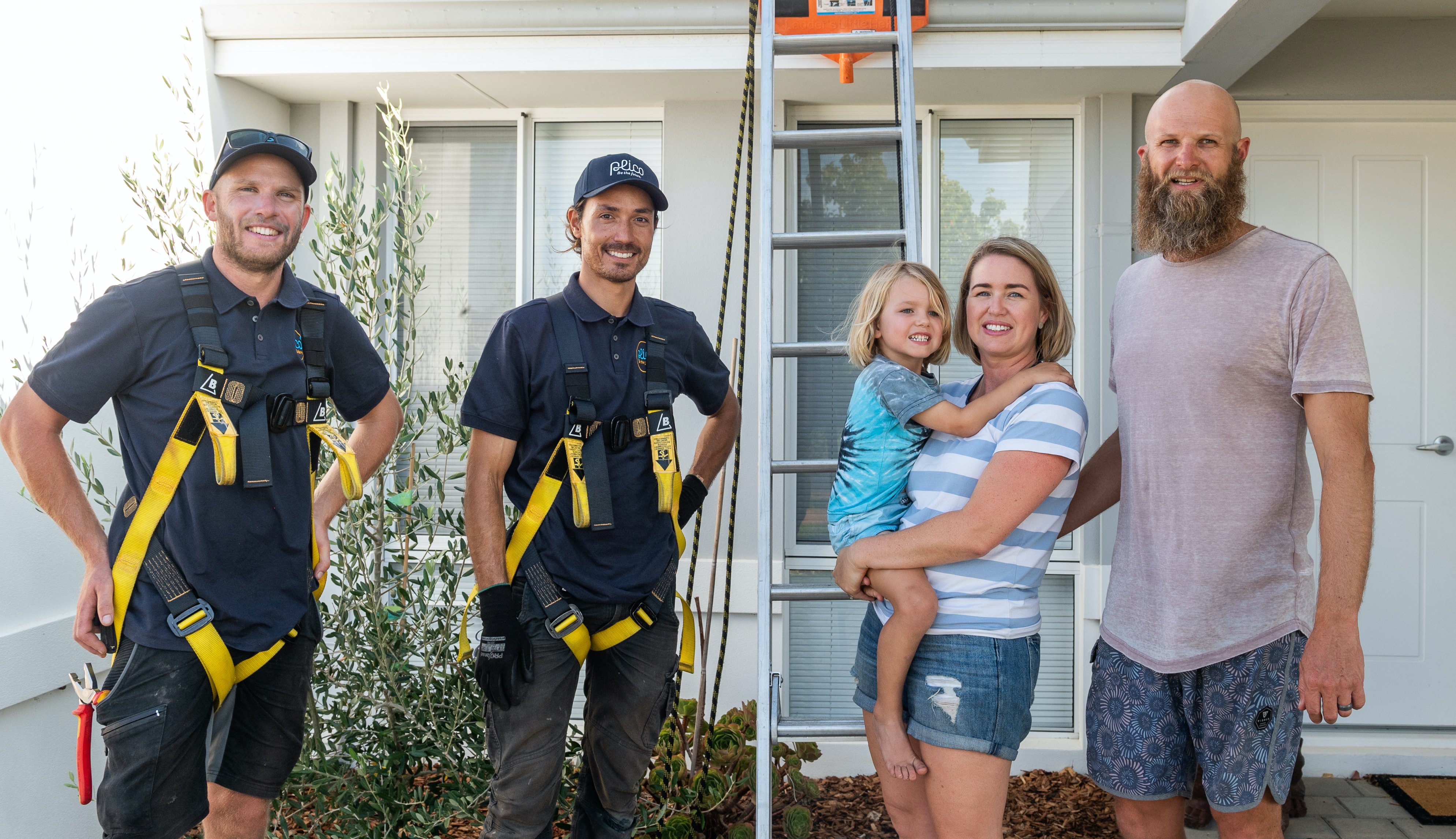 Family photographed with Plico installers at the end of a day of solar installation.