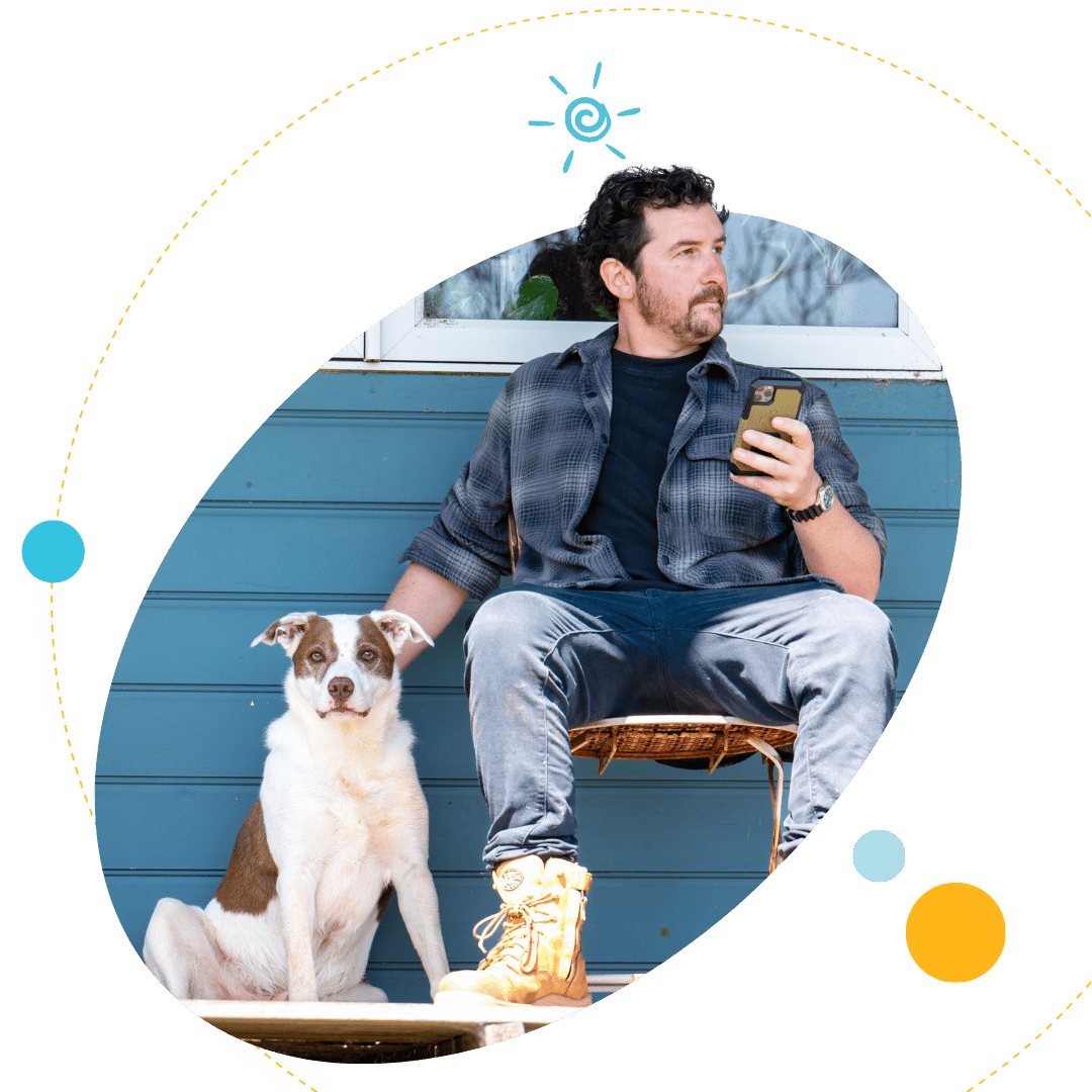 Plico member with dog and phone